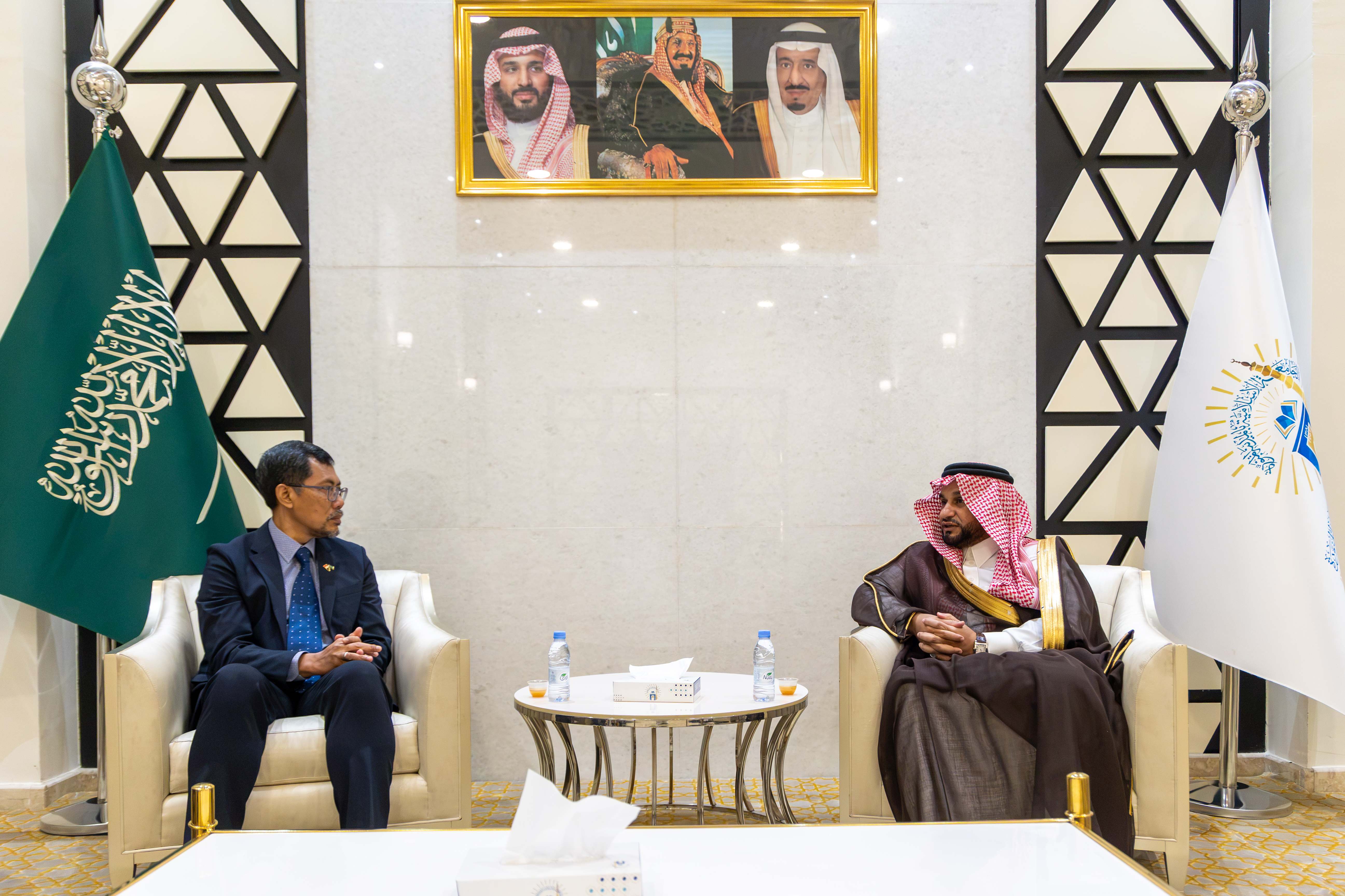 وكيل الجامعة للدراسات العليا والبحث العلمي يستقبل نائب القنصل العام لجمهورية سنغافورة
